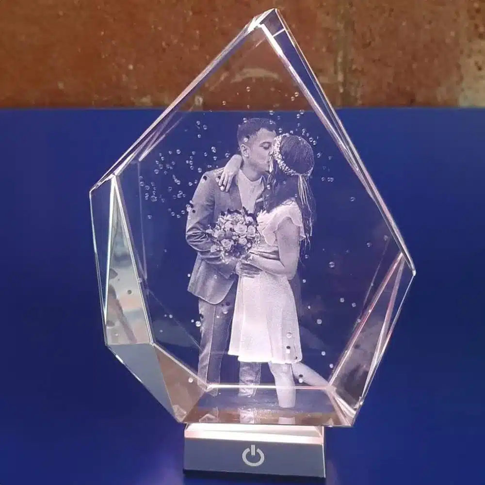Cristal diamante personalizado grabado en 3D con foto de pareja de novios y base luminosa