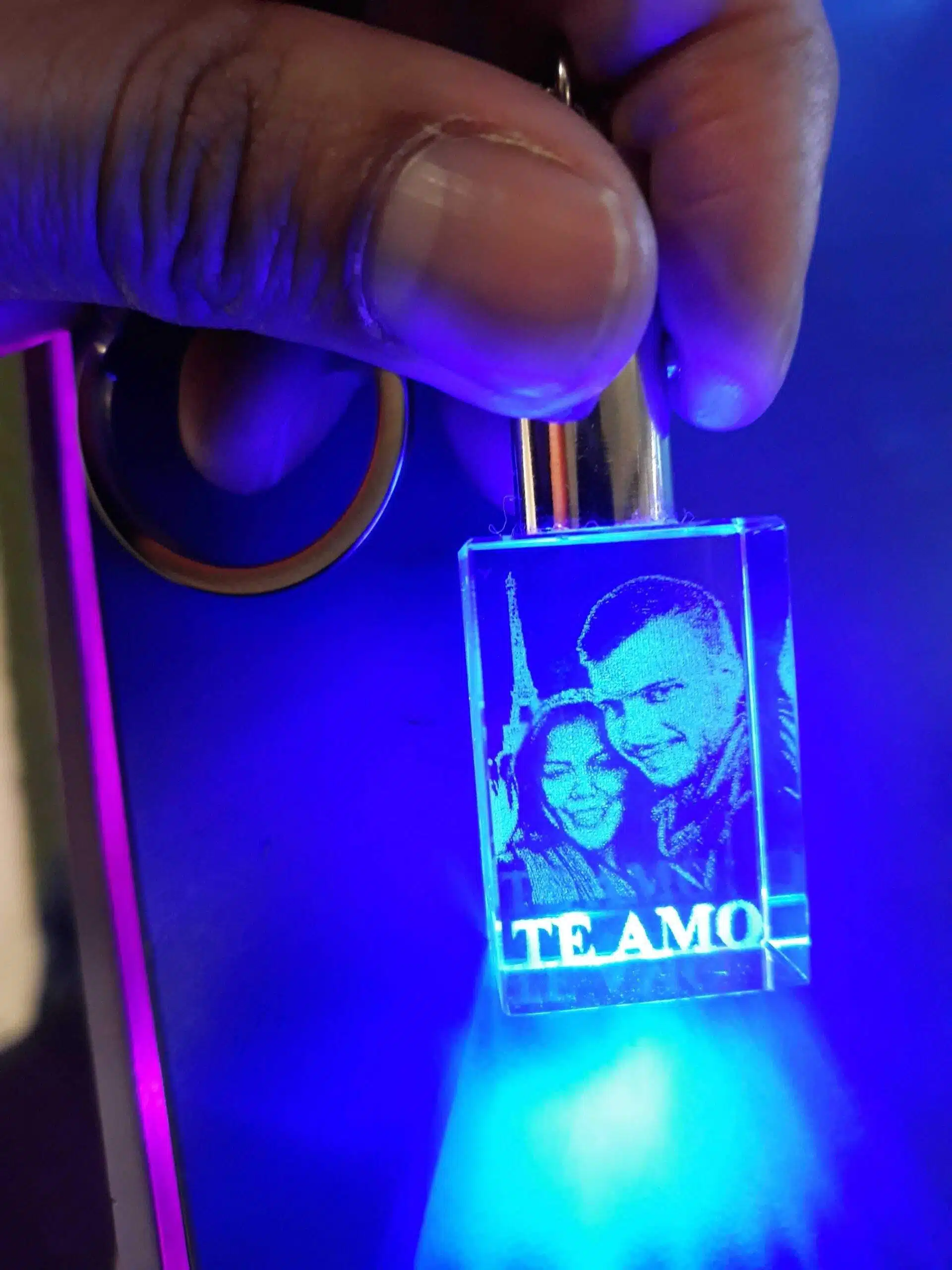 20190412_184312-e1585590254768 (1) (1) Llavero de cristal (2ร3ร1,5โฏcm) con foto personalizada grabada con lรกser, retroiluminado en azul