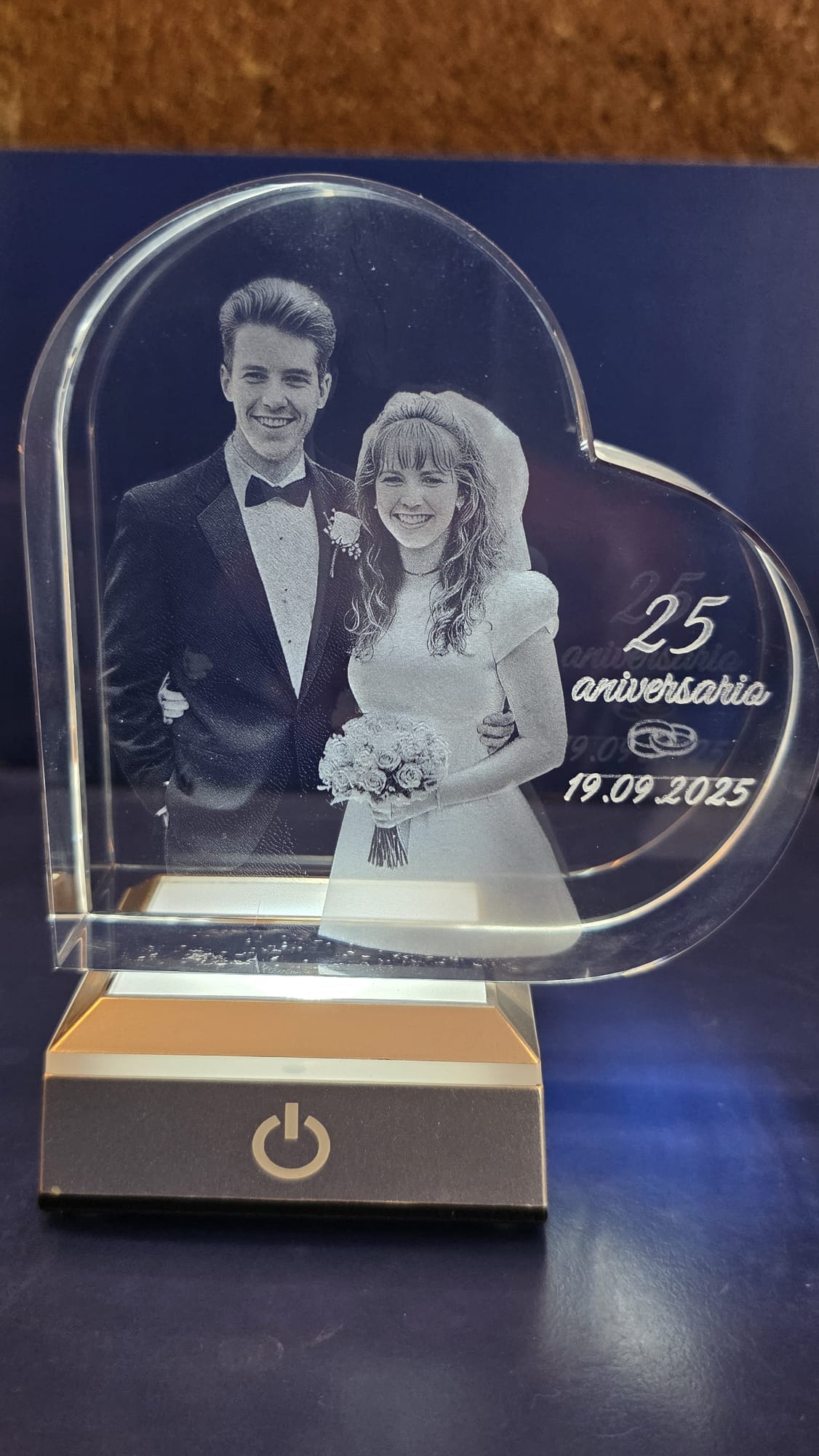 Cristal en forma de corazón grabado en 3D para 25 aniversario de boda con fecha personalizada