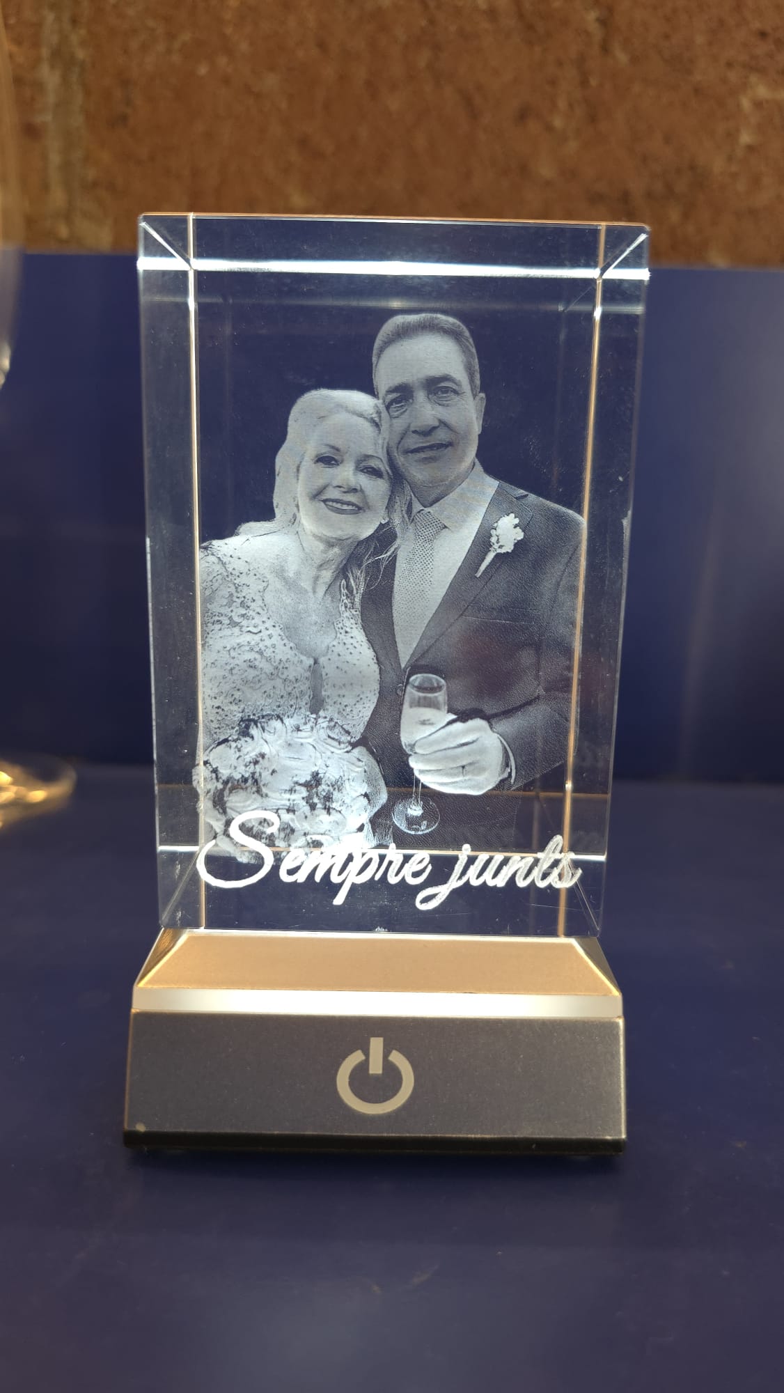 Retrato de bodas de oro en cristal grabado 3D con frase Sempre junts y base de luz